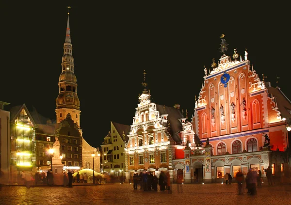 Riga, området stadshuset, heliga Peterskyrkan och hus bl — Stockfoto