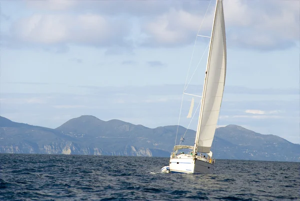 Greece. The yacht on the sea at the island of Zakynthos. — Stock Photo, Image