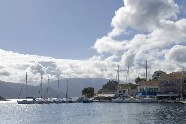 Parking of yachts in the city of Fiskardo — Stock Photo, Image