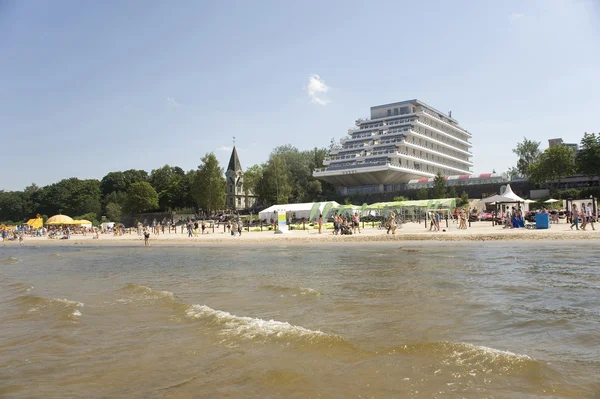 Λετονία, jurmala. θέα την ακτή και το ξενοδοχείο από τον κόλπο. — Φωτογραφία Αρχείου
