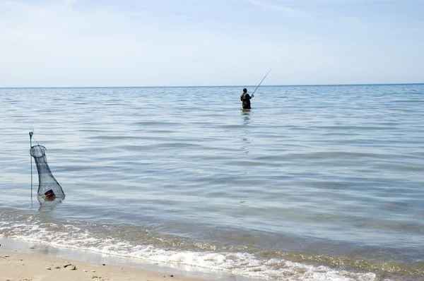 Letonia. El pescador en la costa del Mar Báltico — Foto de Stock