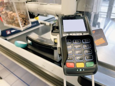 POS-terminal (. Point Of Sale (Türkçe: Satış Noktası, Satış Noktası), ödeme kartları kabul etmek için kullanılan elektronik yazılım ve donanım aygıtıdır..