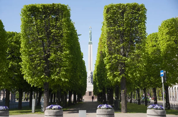 Riga Lotyšsko Lindenská Ulička Vedoucí Nejznámějšímu Hlavnímu Památníku Lotyšsku Památníku — Stock fotografie