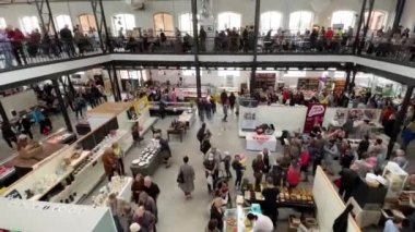 - Letonya. Riga 'daki Agenskalns Bazaar' ın insanları ve çalışmaları.