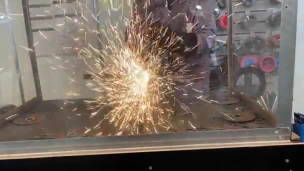 金属の熱い火花 ダイヤモンドグリット付きディスク付き金属加工品の労働者による切断 — ストック動画