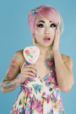 kalp şeklinde şeker tutan şaşırtıcı genç kadın