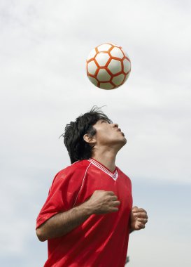 futbolcu topa doğru gidiyor