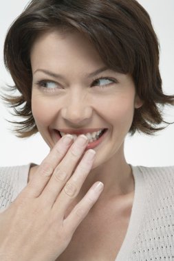 kadın gülüşü gizleme