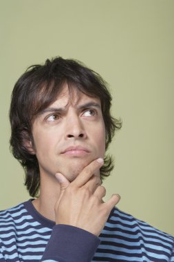 yakışıklı adam derin düşünme