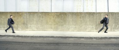 bir adam kaldırımda birden çok görüntü