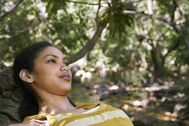 genç kızın rahatlatıcı orman