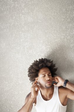 Müzik dinleyen adam.