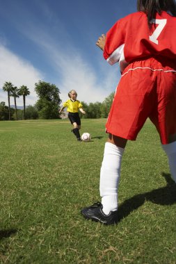Defender'ı olan oyuncu futbol topu ile