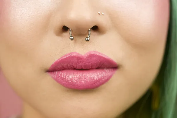 Labios de mujer joven con lápiz labial rosa — Foto de Stock
