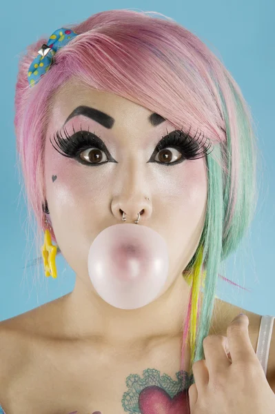吹泡泡糖的年轻女人肖像 — 图库照片