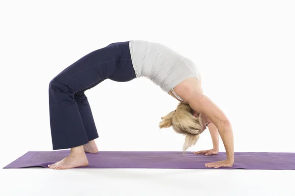 Vrouw in backbend yoga pose — Stockfoto