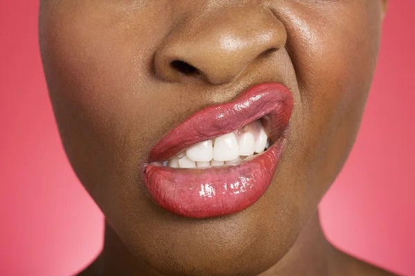 Close up de mulher fazendo um rosto — Fotografia de Stock