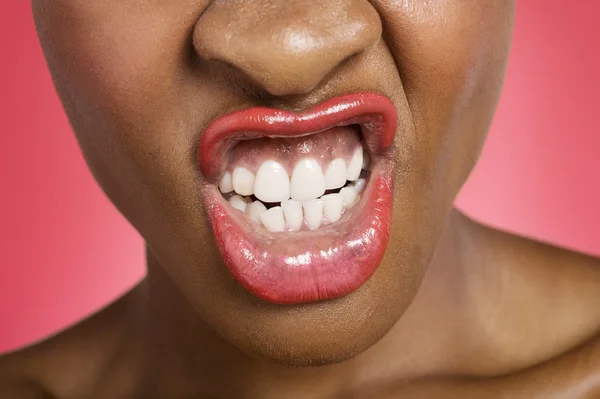 Mujer joven haciendo cara — Foto de Stock