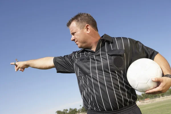 Domaren med fotboll klumpa ihop sig pekar — Stockfoto