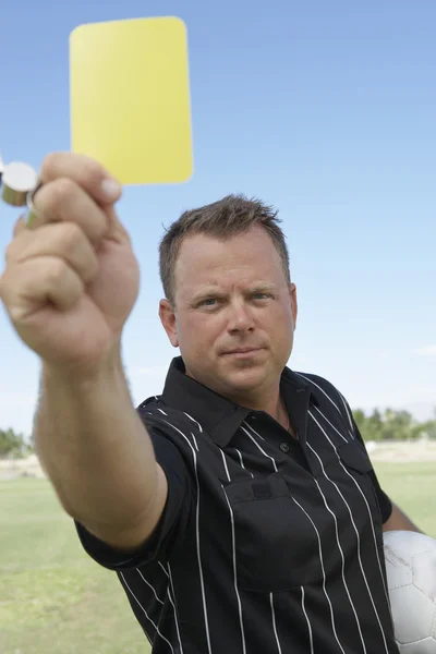 Domaren visar gult kort att varna en spelare — Stockfoto