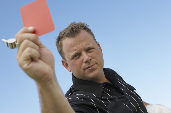 Футбольный судья назначил красную карточку

