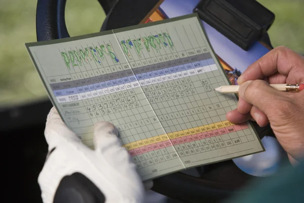 Golfista Masculino Escrevendo Golf Score — Fotografia de Stock