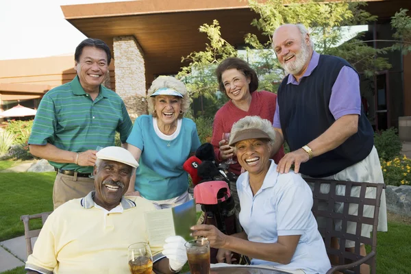 Glad multietniskt på golf resort — Stockfoto