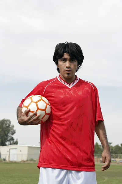 Spieler hält einen Fußball in der Hand — Stockfoto