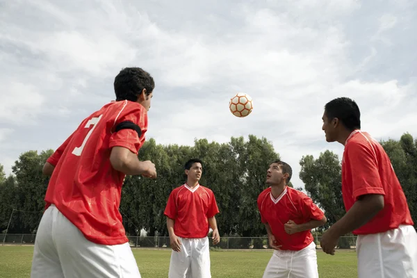 Futbolistas encabezando el baile —  Fotos de Stock