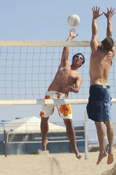 Mannen spelen volleybal — Stockfoto