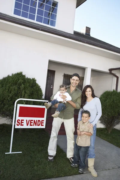 Felice famiglia in piedi — Foto Stock