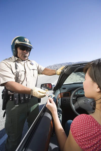 Cop Checking Permis Femme — Photo