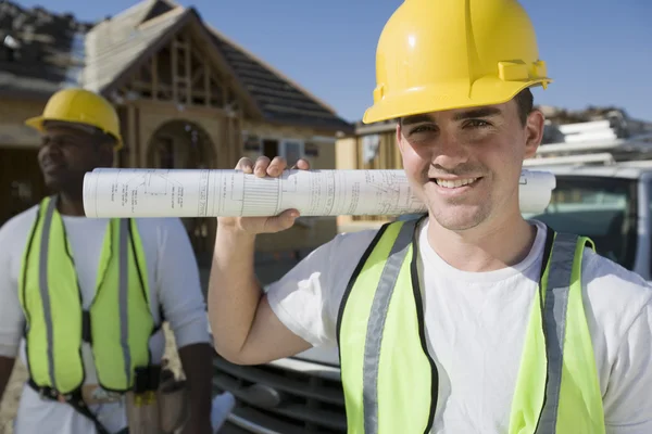 Arquitecto masculino con plano en el sitio — Foto de Stock