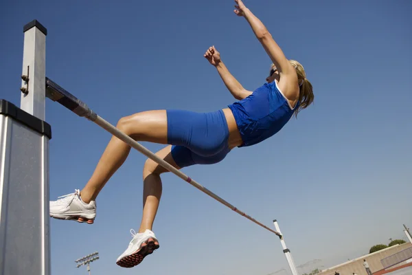 Atleta realizando salto alto — Fotografia de Stock