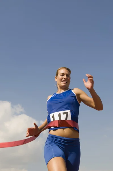 Mulher vencendo a corrida — Fotografia de Stock