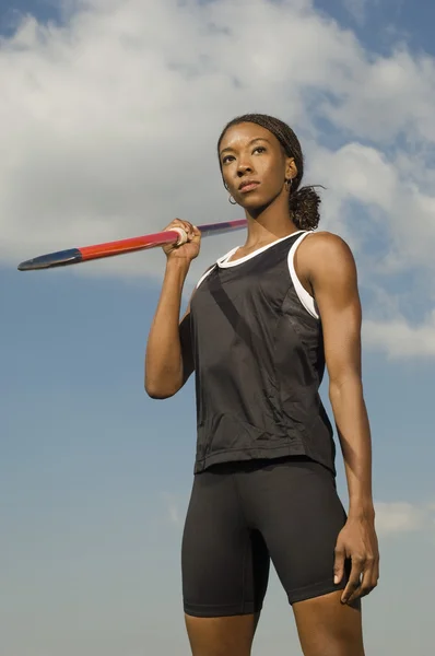 Atleta feminina segurando dardo — Fotografia de Stock