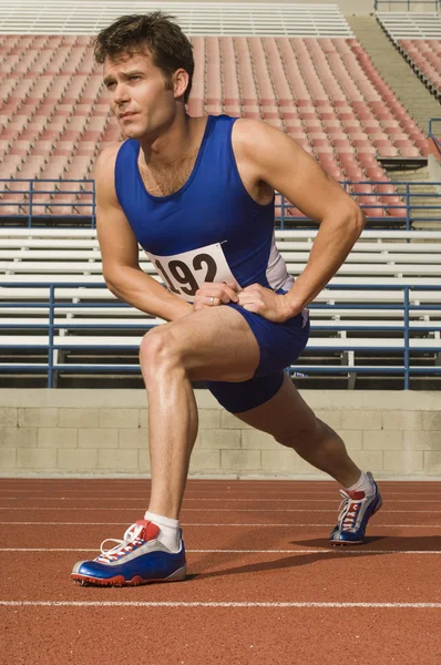 Mannelijke atleet warming-up — Stockfoto