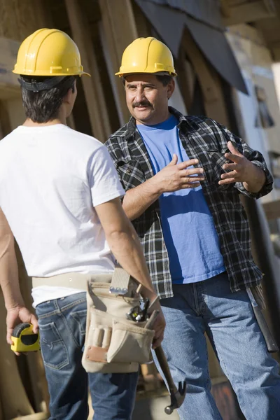 Workers Having Discussion At Construction Site — Stock Photo, Image