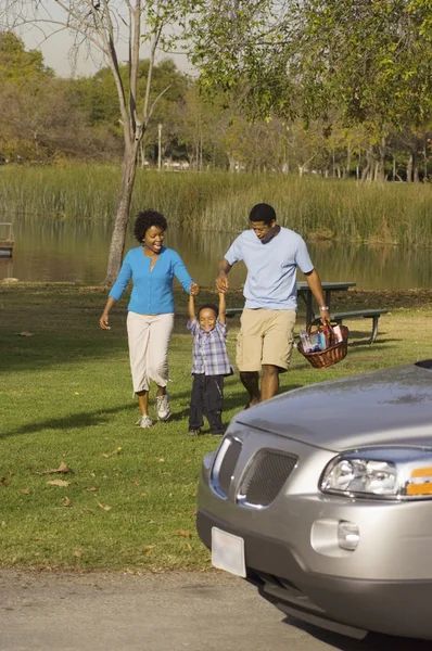 Disfrutando de la familia en el parque — Foto de Stock