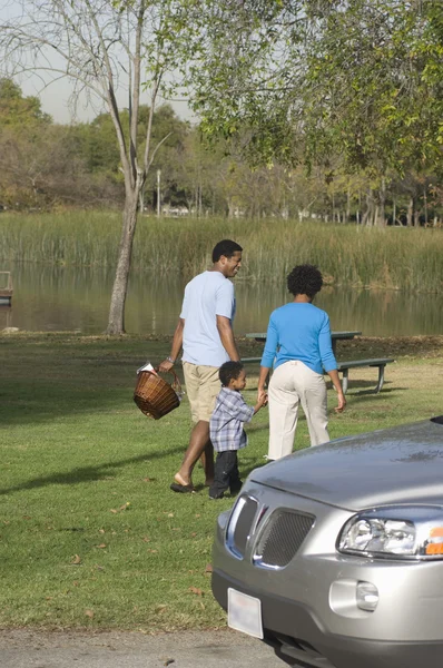 Familie spaziert gemeinsam in einem Park — Stockfoto