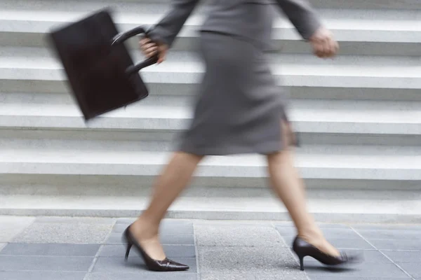 Sección baja de mujer de negocios caminando — Foto de Stock