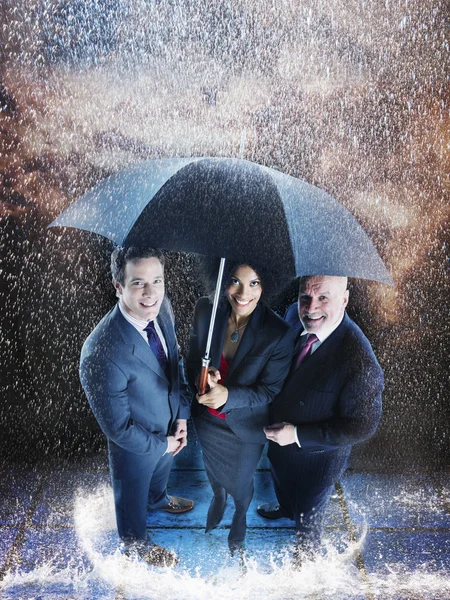 Uomini d'affari sotto un unico ombrello — Foto Stock