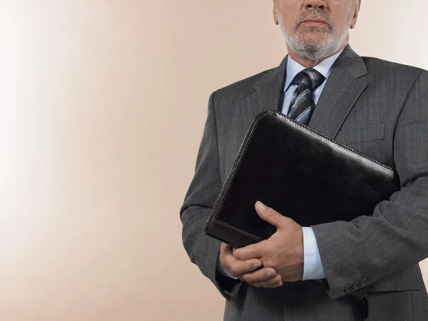 Senior zakenman houden leer binder — Stockfoto