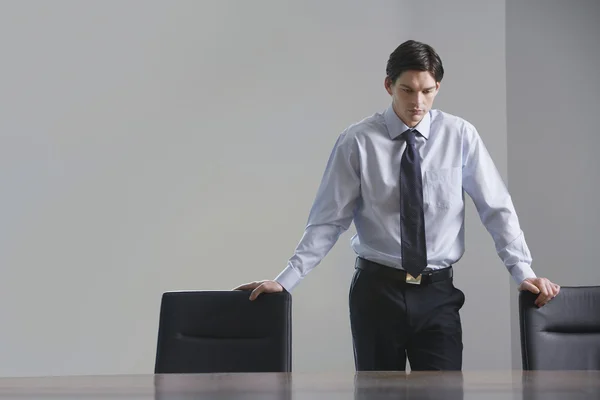 Homme d'affaires dans la salle de conférence — Photo