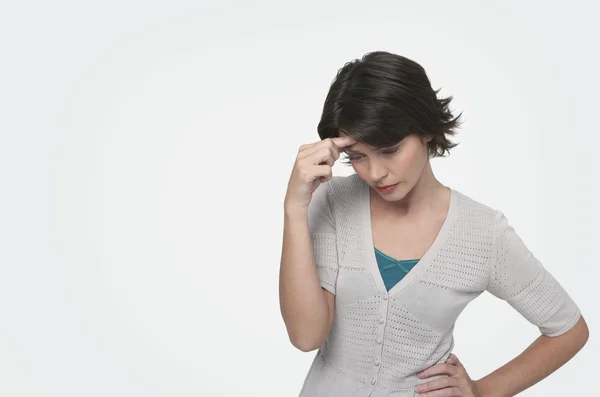 Mujer con dolor de cabeza — Foto de Stock