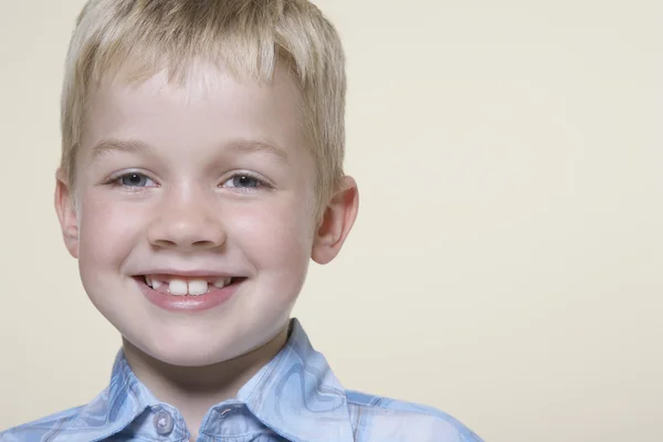 Schattig jongetje glimlachend — Stockfoto