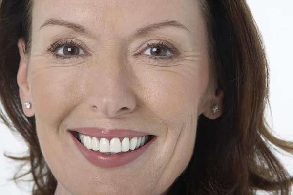 Primer plano de hermosa mujer sonriendo — Foto de Stock