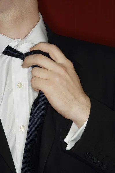 Zakenman past stropdas aan — Stockfoto