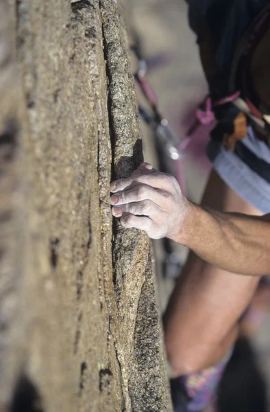 Escalade s'accrochant à la falaise — Photo