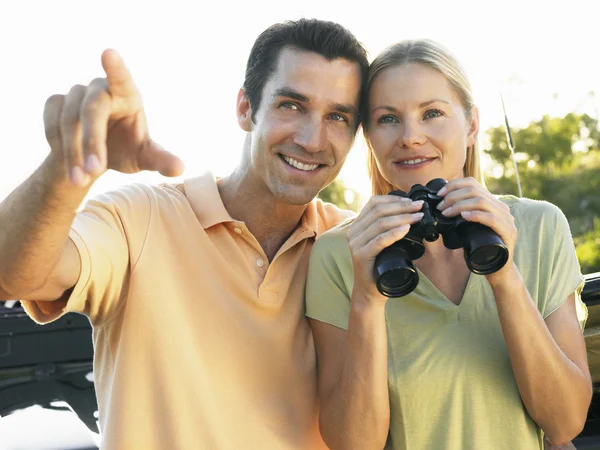 Lyckliga par ser på view — Stockfoto